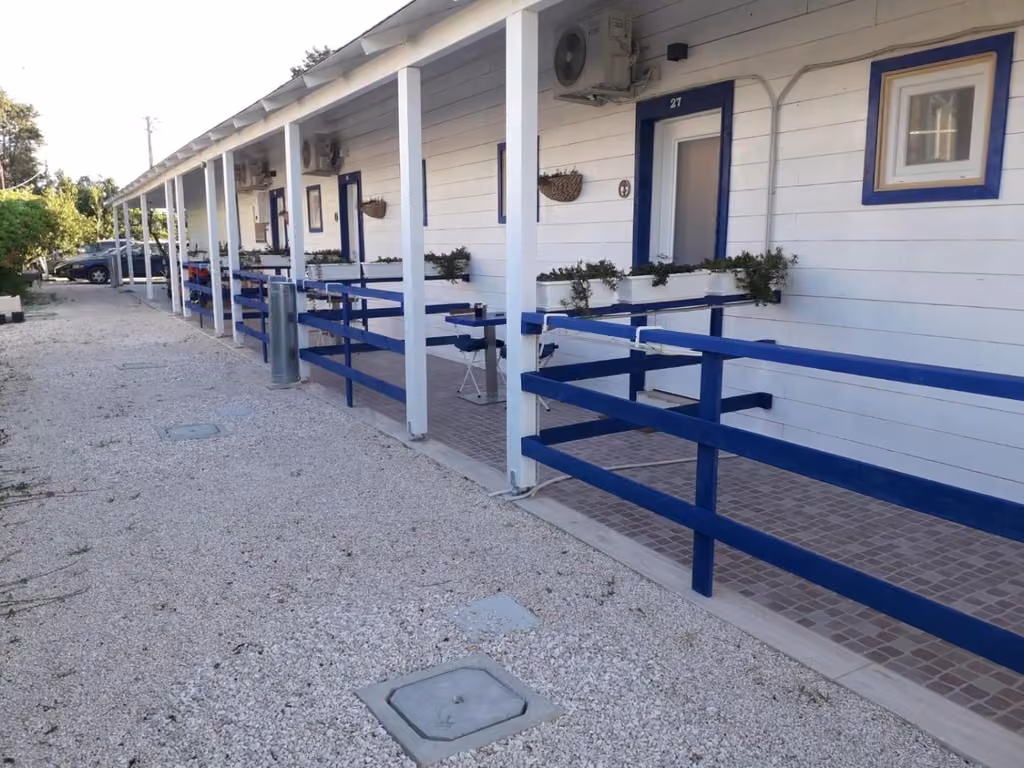 L'edificio de Gli oleandri a Marina di Ginosa, sulla SS 106 Jonica