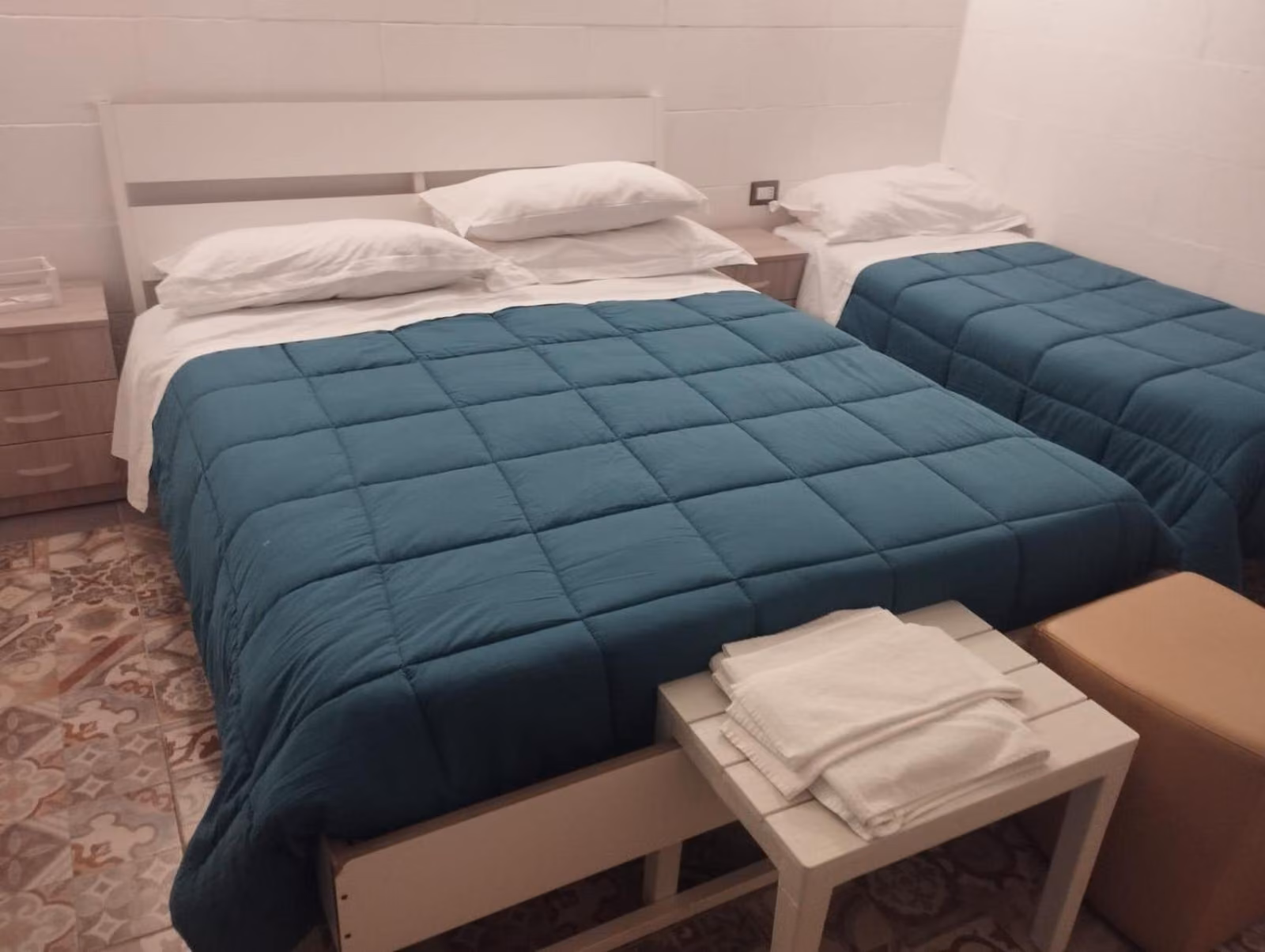 Camera tripla de Gli oleandri con due letti e tavolo, ideale per famiglie